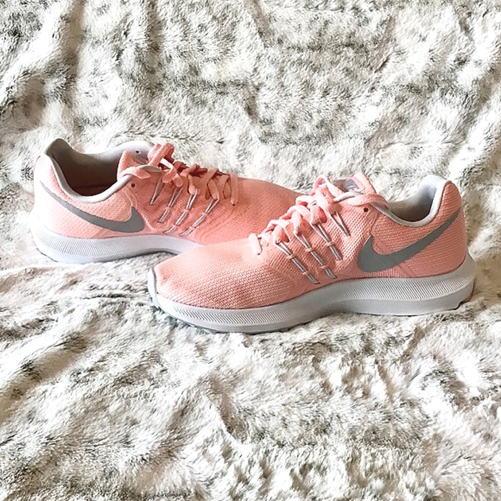 NIKE RunSwift Athletic Shoes EUC
